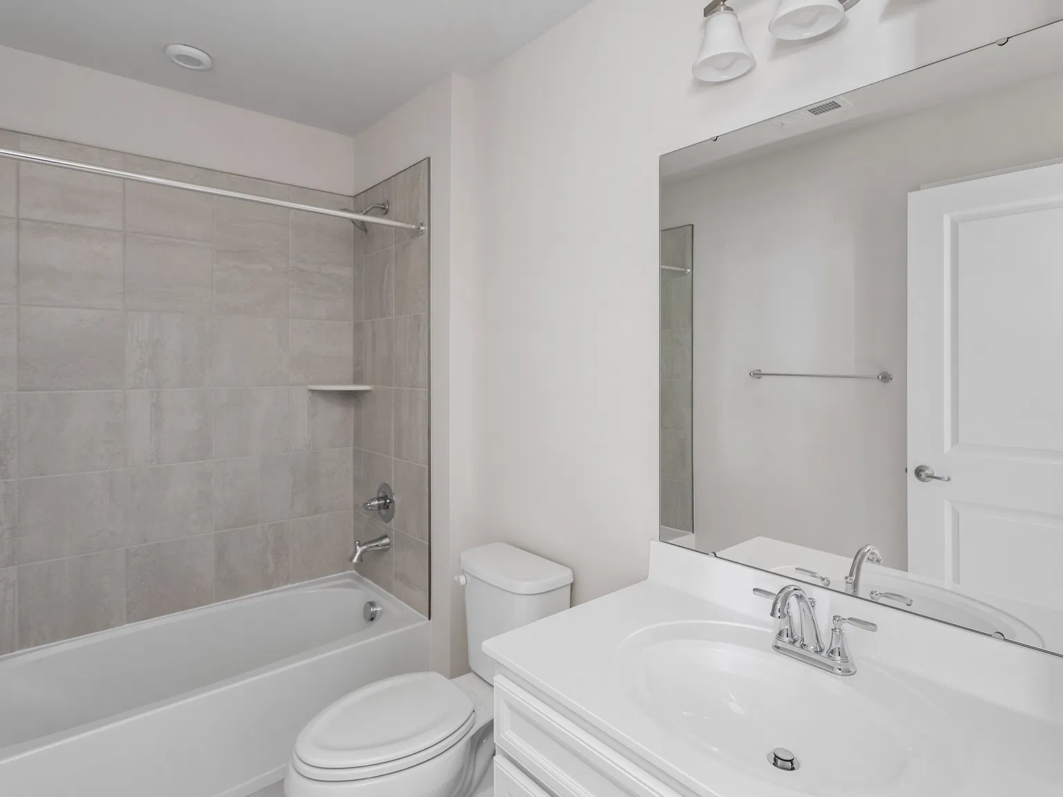 3 bed, 3.5 bath, 2700 sqft, $4,500 — Photo 2
