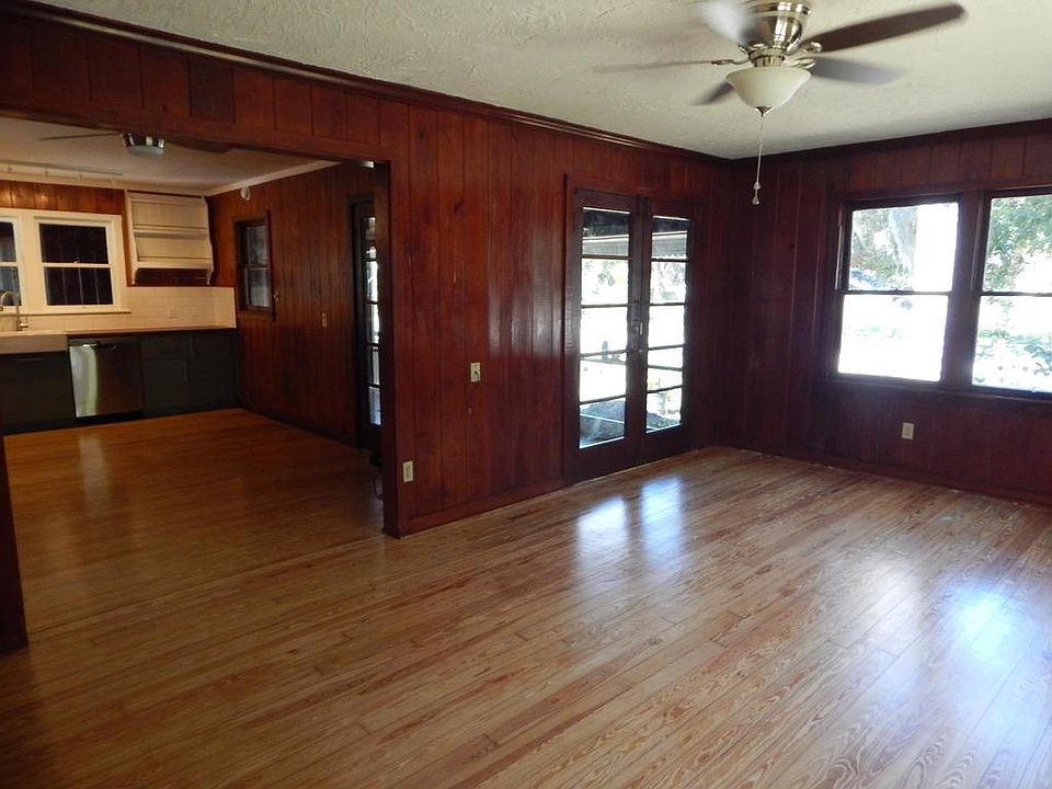 L-shaped open floor plan, kitchen and living room
