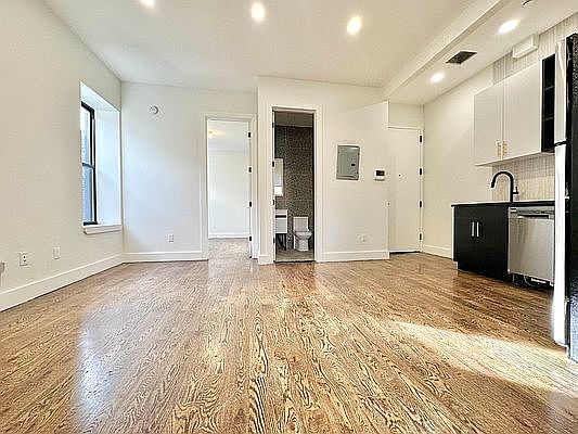 2nd image of 321 Woodbine St #2A