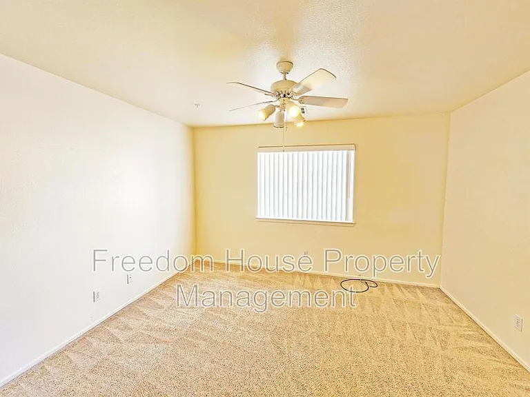 1850 Pershing Ave — Photo 11