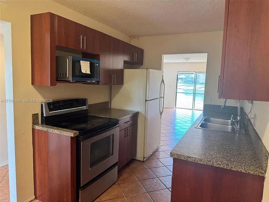 9944 Nob Hill Ct — Photo 2