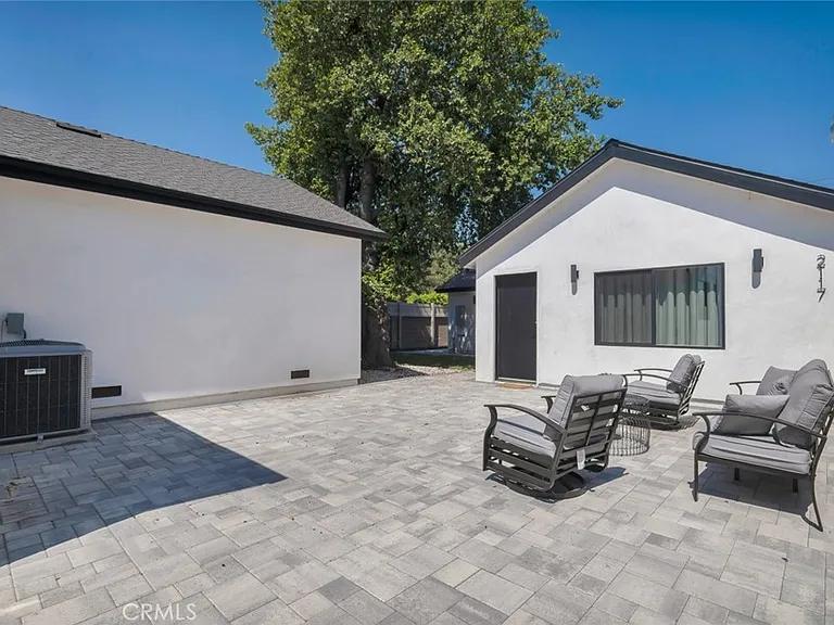 2117 W Clark Ave — Photo 1