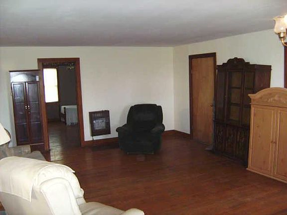 4th image of 1321 Cole Ln