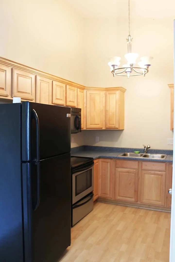 Top Level Westbury Condo for Rent! — Photo 2