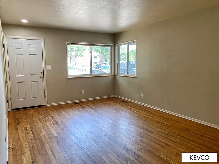 2413 Clearview Ave — Photo 4