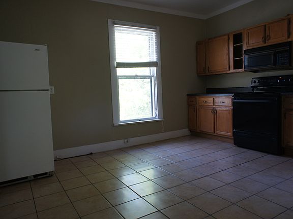 3rd image of 115 NE 9th St #3