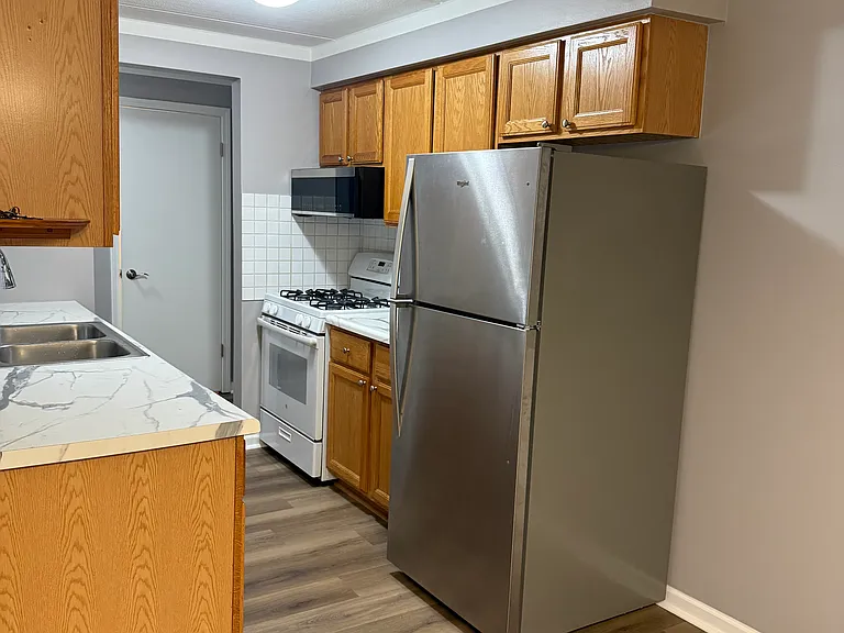 9143 S Roberts Rd — Photo 2
