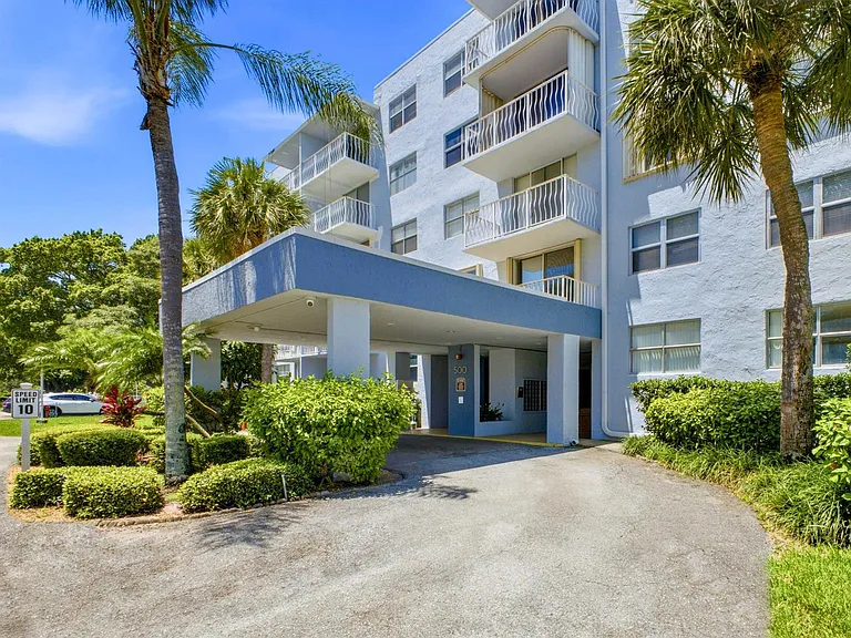 500 Executive Center Dr #2M — Photo 1
