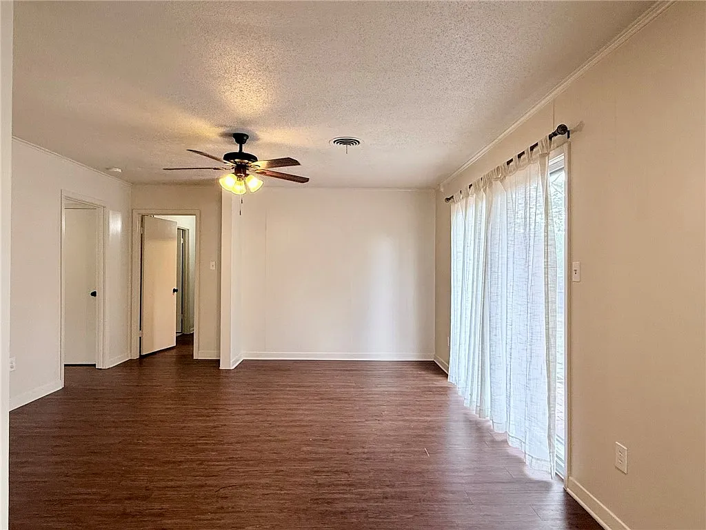3 bed, 1440 sqft, $1,700 — Photo 2