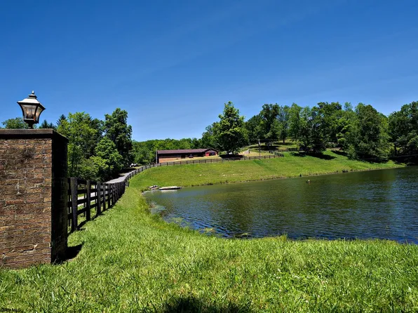 54 Double Pond Dr, Bridgeport, WV 26330