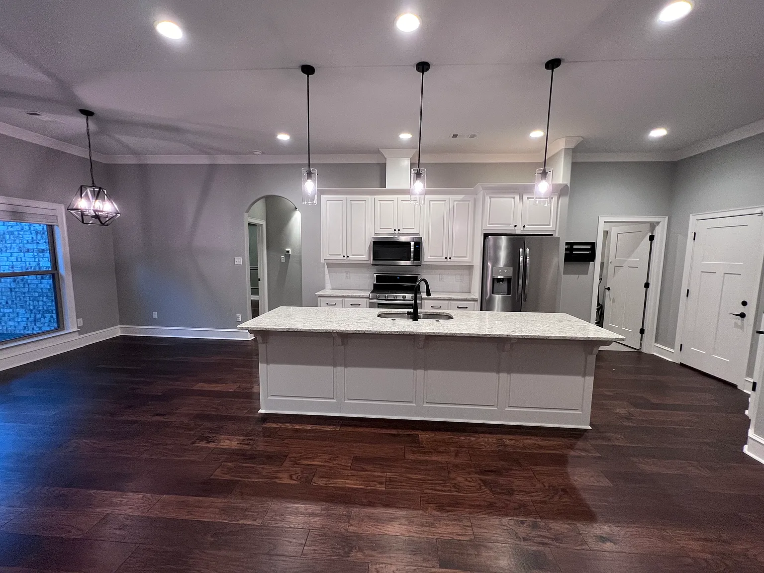 4 bed, 2116 sqft, $2,500 — Photo 2