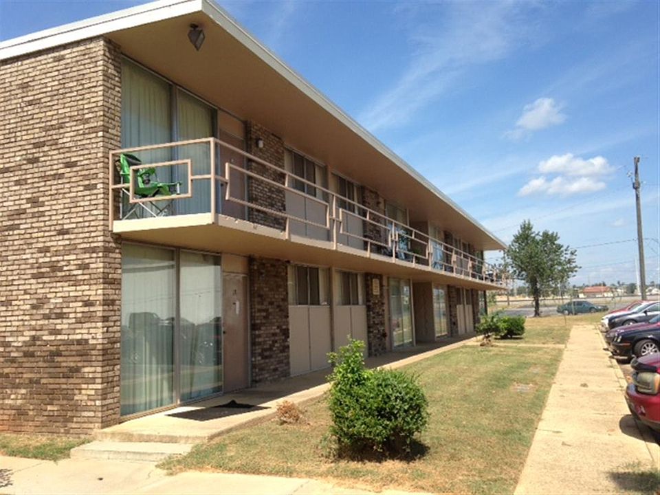 2nd image of 2606 Claybrook Dr