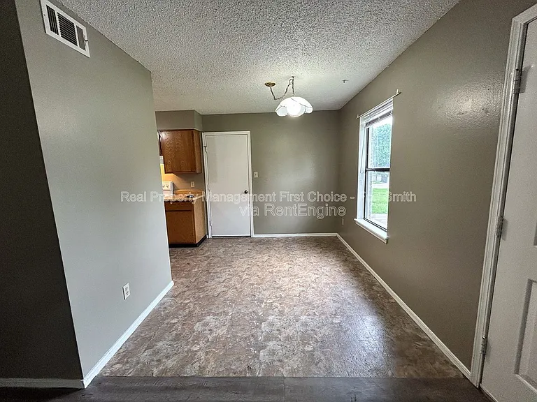 6719 Independence St — Photo 4