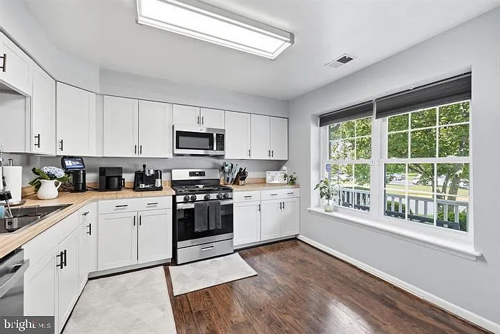 3 bed, 4.0 bath, 1954 sqft, $2,900 — Photo 4