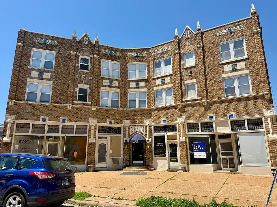 7355 Lindell Blvd #202