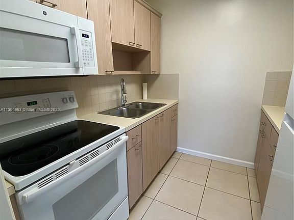 5th image of 4637 Grove St