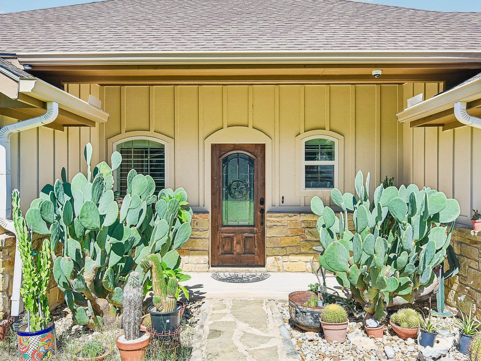 3 bed, 2.0 bath, 1644 sqft, $2,400 — Photo 2