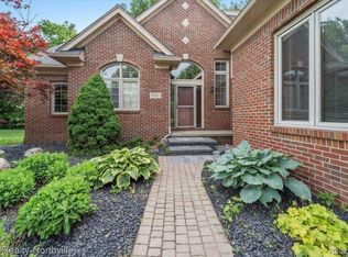 5762 Fairborn Dr, Canton, MI 48187