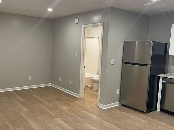 4th image of 501 Swan Dr #307