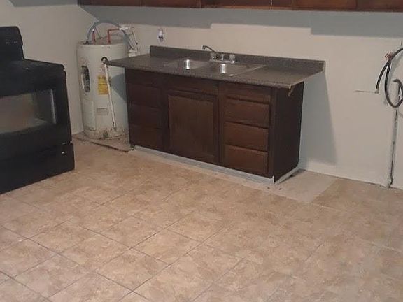 3206 1/2 Curtis Rear Unit Kitchen