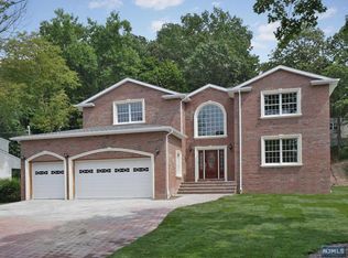 386 Burnet Pl, Paramus, NJ 07652