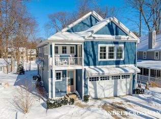 27 3rd St, South Haven, MI 49090
