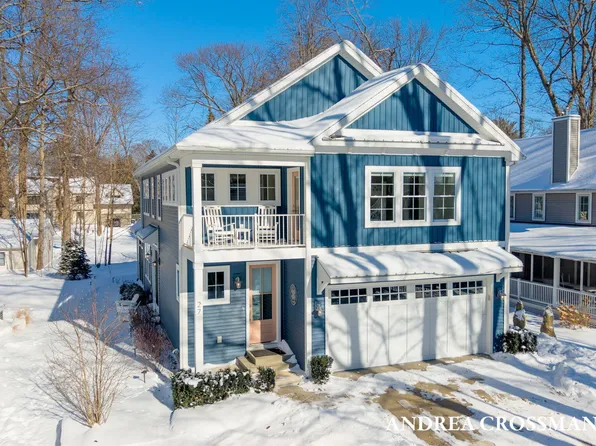 27 3rd St, South Haven, MI 49090