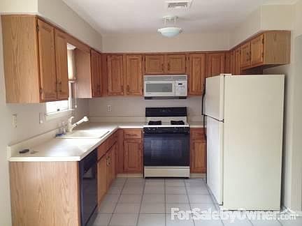 Large and bright eat-in kitchen!