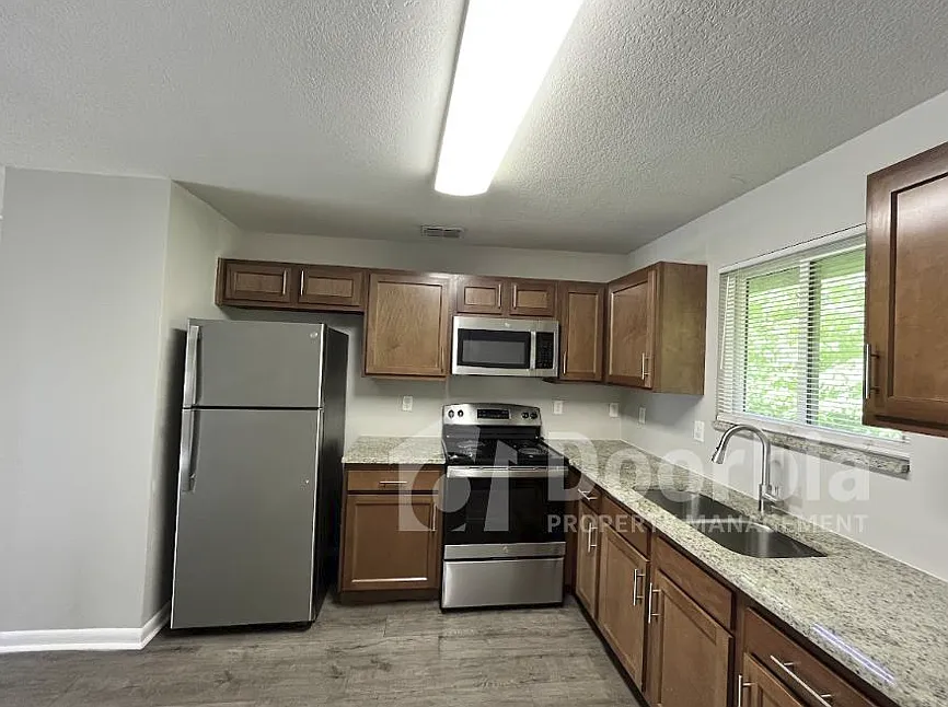 Beautiful 2 Bedroom, 1 Bathroom with Washer and Dryer In Unit — Photo 3