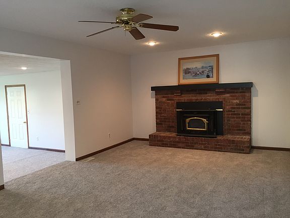 2nd Liv.--new carpet/paint!