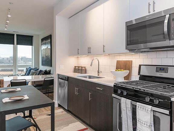 5th image of 1879 N Milwaukee Ave #52602fa1f