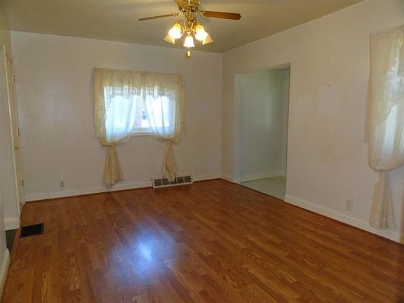 5th image of 1427 Barham Ave