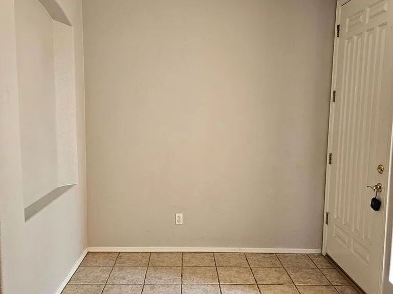 931 E Sherri Dr — Photo 3