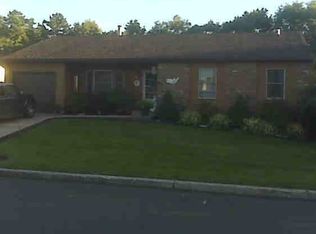 70 Live Oak Dr, Holbrook, NY 11741