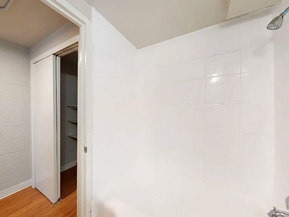 4th image of 4734 Worth St #1