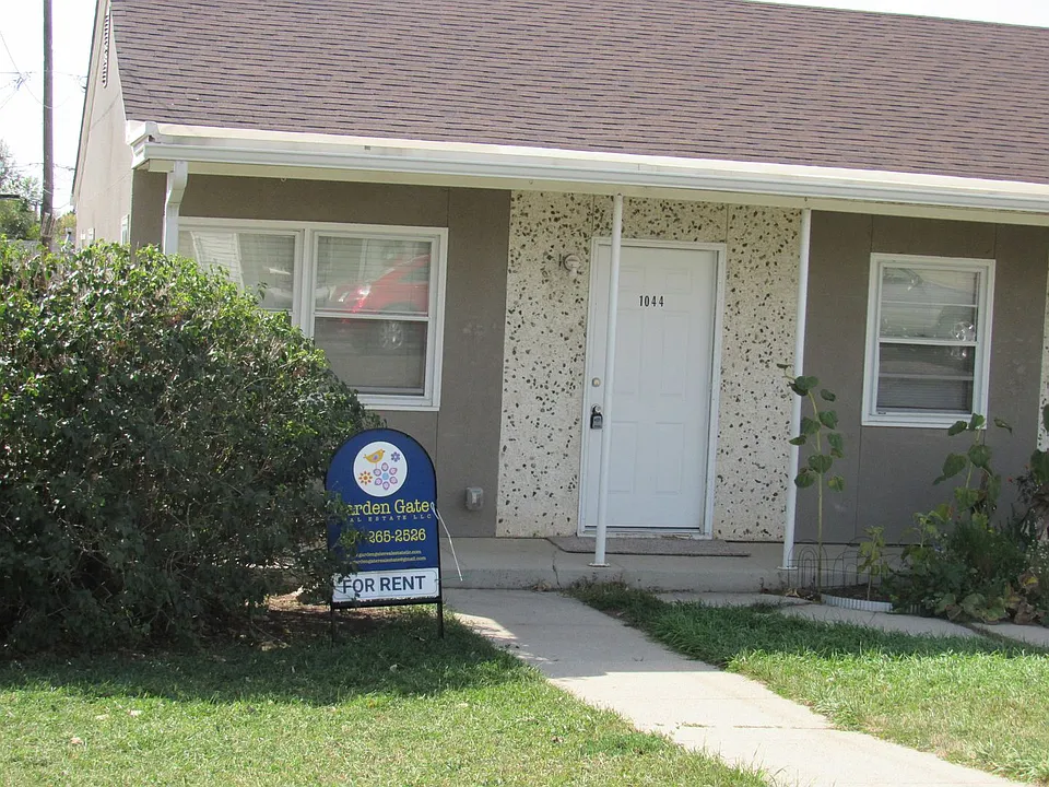 2 Bed 1 Bath in Triplex