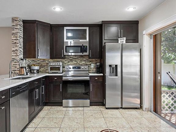 5th image of 940 SW 96TH Avenue