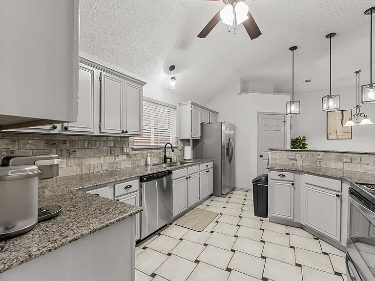 10313 Samantha Dr — Photo 22