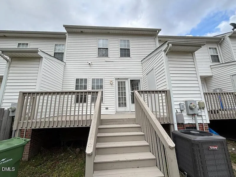 3 bed, 2.5 bath, 1286 sqft, $1,650 — Photo 2