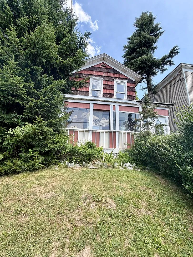638 Carbon St — Photo 1