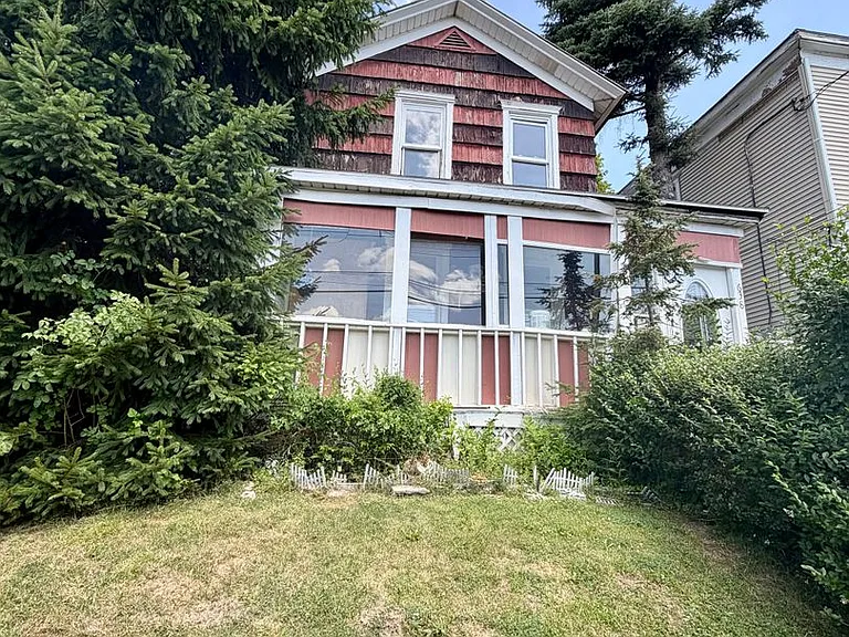 638 Carbon St — Photo 1
