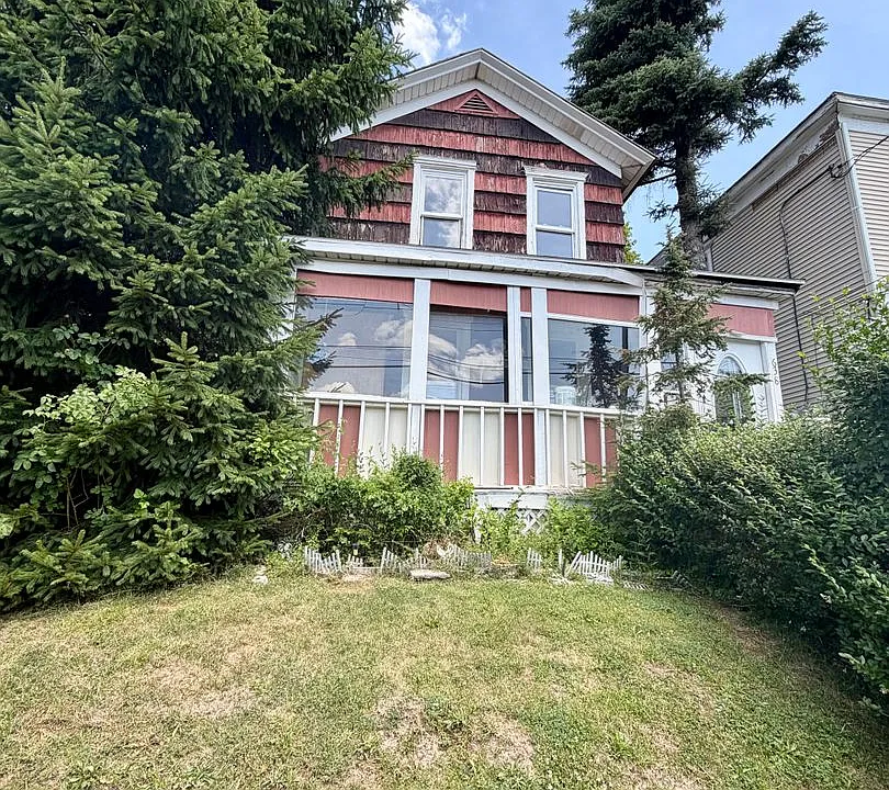 638 Carbon St