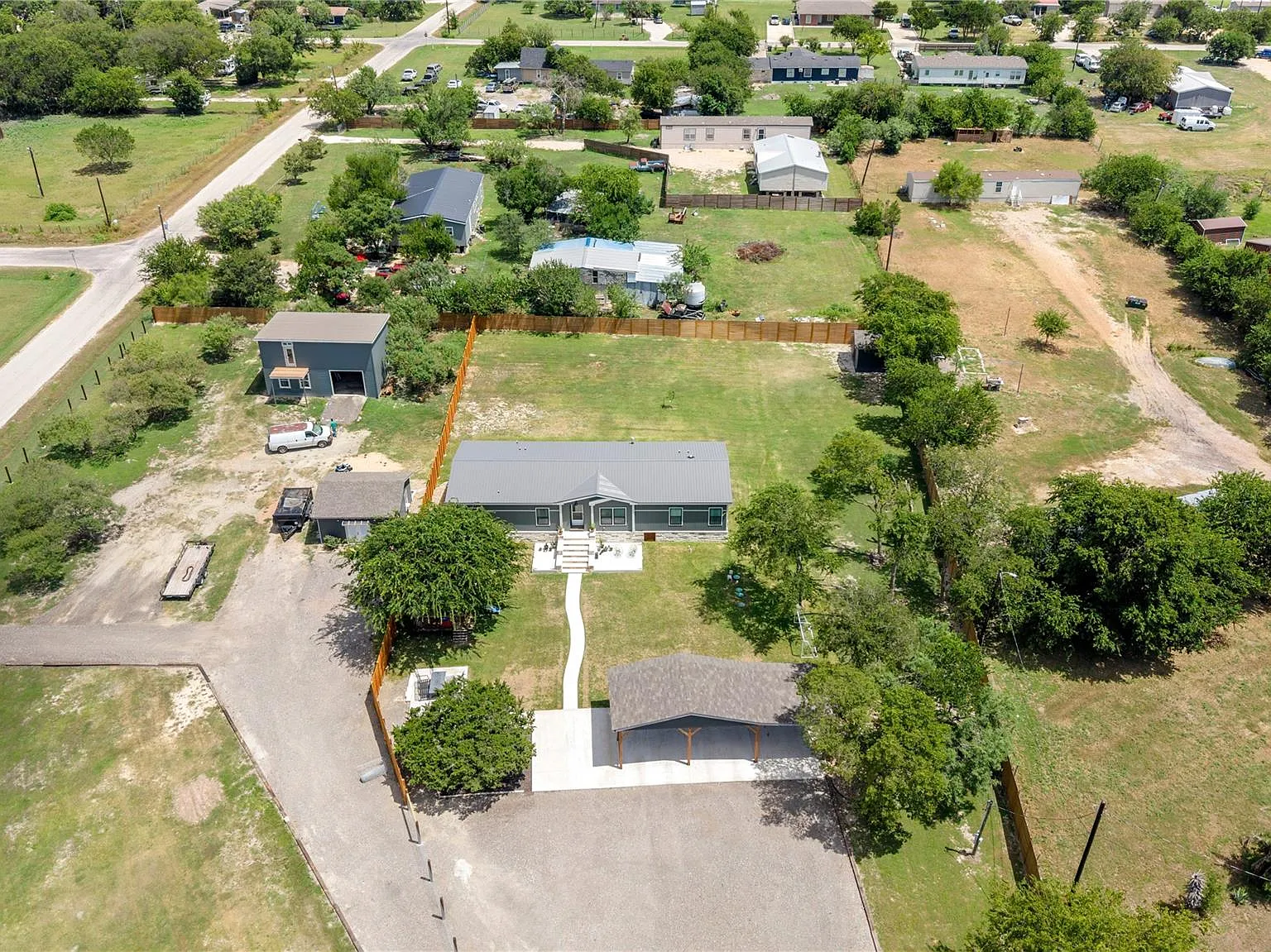 3 bed, 3.0 bath, 2160 sqft, $2,400 — Photo 4