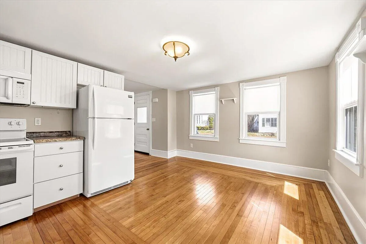 3 bed, 1100 sqft, $2,200 — Photo 4
