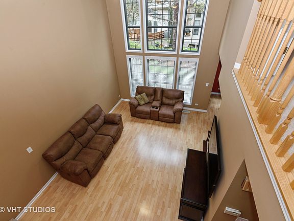 4th image of 320 Club House Dr