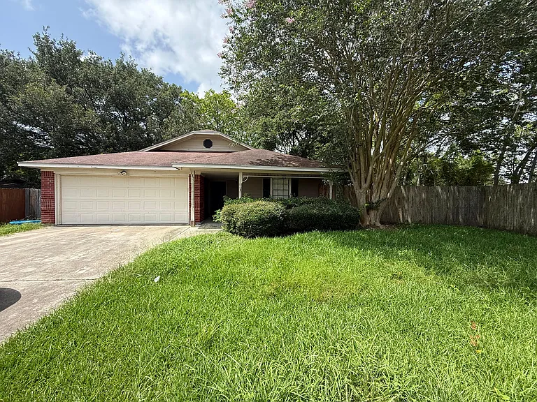 1875 Westchase Dr — Photo 1