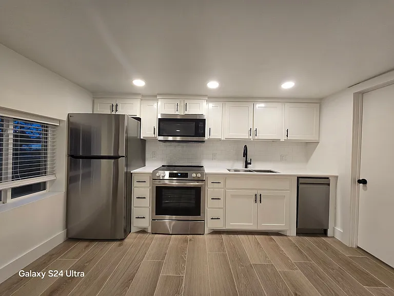 1 bed, 1.0 bath, $1,100 — Photo 11