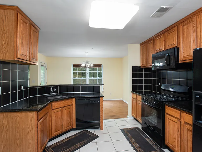 106 Wallace Ct — Photo 3