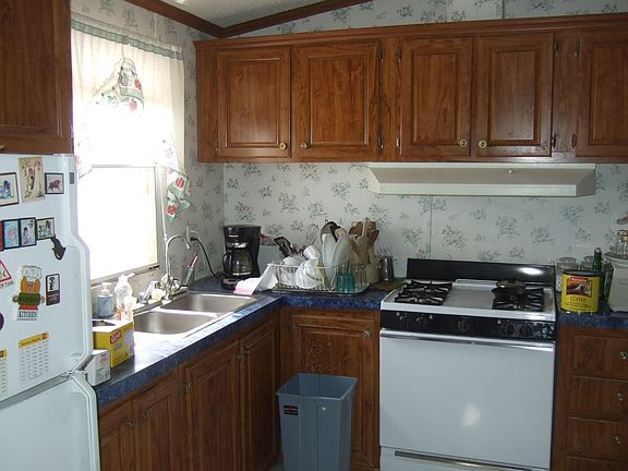 Kitchen with Stove Fridge