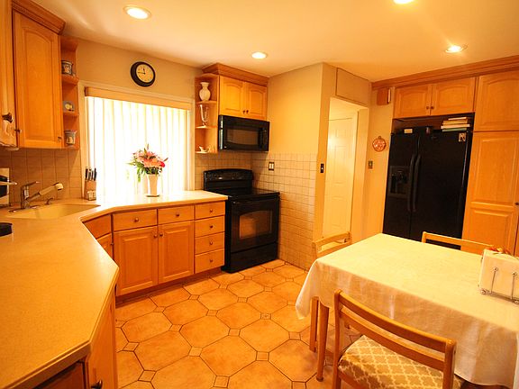 3rd image of 35 Skylark Ln